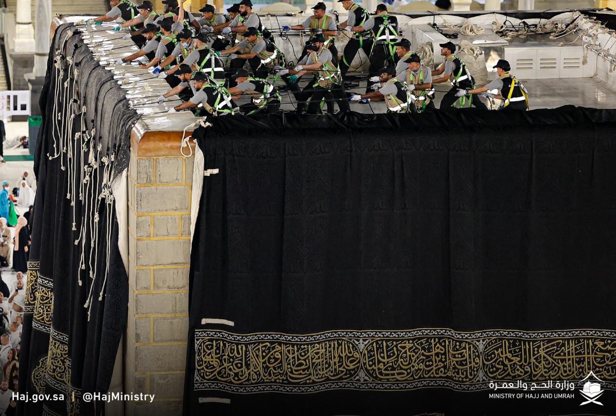 WATCH: The changing of the Kiswah in the Holy City of Makkah